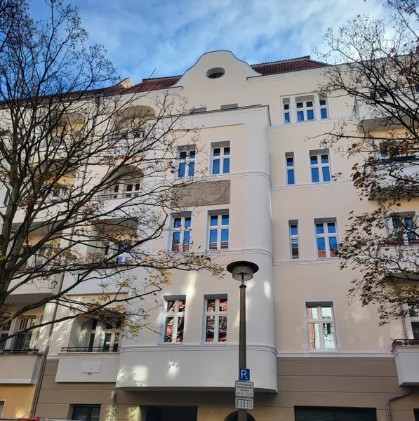 Großzügige und helle 4-Zimmer-Wohnung in saniertem Altbau — photo 1